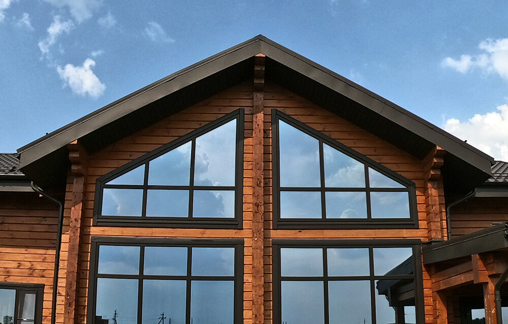 панорамное остекление загородного дома из клееного бруса "Сосновый бор"