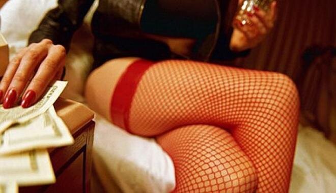 Эту историю нам прислала одна из подписчиц нашего канала.

Прошу! Не судите меня строго. Надеюсь на ваше понимание

Меня зовут Анна.  Мы в браке с мужем уже 23 года.  Наши отношения всегда строились на доверии и взаимопонимании. Никогда не было никаких секретов друг от друга. В браке у нас появилось двое детей, которые уже от нас съехали. 

И вот где-то год назад я начала замечать за ним какие-то странности в поведении.  Иногда на обыденные вопросы по типу " Кто звонил?" или " Почему задержался на работе?" он стал уклончиво отвечать, смущаться, запинаться и так далее. По началу меня это ничуть не насторожило, но потом я стала догадываться, что он явно что-то скрывает. И увы, интуиция меня не подвела.

Выяснилось, что он закрутил интрижку с коллегой по работе. И изменил. Мне не пришлось нанимать детектива или выслеживать его, чтобы узнать всю правду. Муж сам раскололся, как только я стала давить на него с этим вопросом. Но самое страшное было еще впереди. Оказалось, он уже давно жил с мыслями  о том, чтобы подыскать на пару раз себе другого партнера. Вот, видимо, случай подвернулся и он им решил воспользоваться. Конечно, меня это все очень сильно расстроило и по-женски обидело. Мне 48 лет, и в таком возрасте, естественно близости хочется куда реже, чем в 20 лет. Да и к тому же много забот,  оба трудимся , чтобы платить за учебу в институте детям. Вот и не хватает времени друг на друга. 

Расставаться не хотелось, так как мы оба любим друг друга. Да и детям как объяснишь... Жили вроде душа в душу а тут бац!  Стали думать, как нам следует поступить.  Логичным решением проблемы было бы разнообразить нашу интимную жизнь, увеличить частоту. Это мы и решили попробовать. Но надолго меня не хватило. Он жаловался, что я " как будто оказываю ему услугу" , а не разделяю с ним порывы страсти и эмоций. 
Вот тут-то я и задумалась об борделе для мужа. Сперва мне эта идея показалась мерзкой, но потом я подумала, что на дворе все-таки 2019 год, и поскольку услуги девушек по вызову сильно распространены, наверняка есть места с обслуживанием высокого качества. Я считаю, что лучше так, чем он будет заводить любовниц на работе или засматриваться на моих подруг. Своей идеей я поделилась с мужей. Он долго возражать не стал.  

Итак, уже скоро будет ровно год, как мой муж по моей же идее стабильно раз в неделю посещает публичный дом. Я даже сама лично познакомилась там с некоторыми девочками. На вид очень приятные кстати. По ним так и не скажешь, что у них за профессия. Муж доволен, стал уделять мне больше внимания, делать мне подарки, дарить цветы. 

Таким образом, я считаю, что спасла свой брак. Муж перестал думать о других женщинах, а в нашем бюджете появилась новая еженедельная статься расходов.
