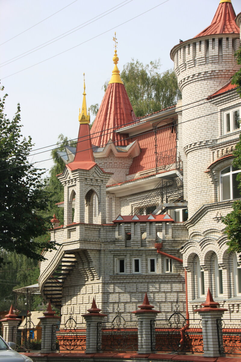 Невероятная школа-замок в самом странном городе России