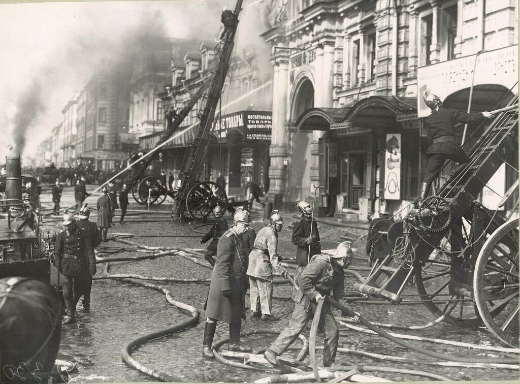 Тушение пожара
Неизвестный автор, 1904 – 1906 год, г. Санкт-Петербург, архив МЧС.

