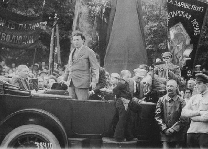 Выступает Г. Зиновьев, расстрелян в 1936 году