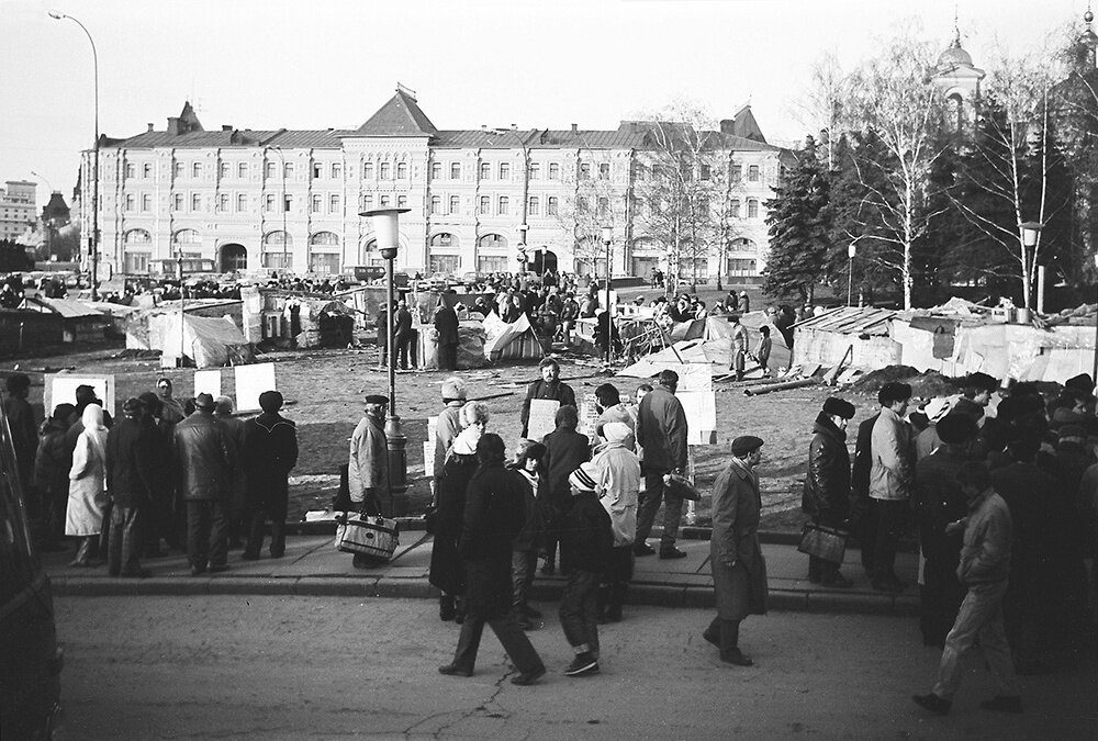 Палаточный городок возле гостиницы «Россия»
Константин Григорьев, сентябрь - октябрь 1990 года, г. Москва, пл. Васильевский спуск, из архива Константина Григорьева.