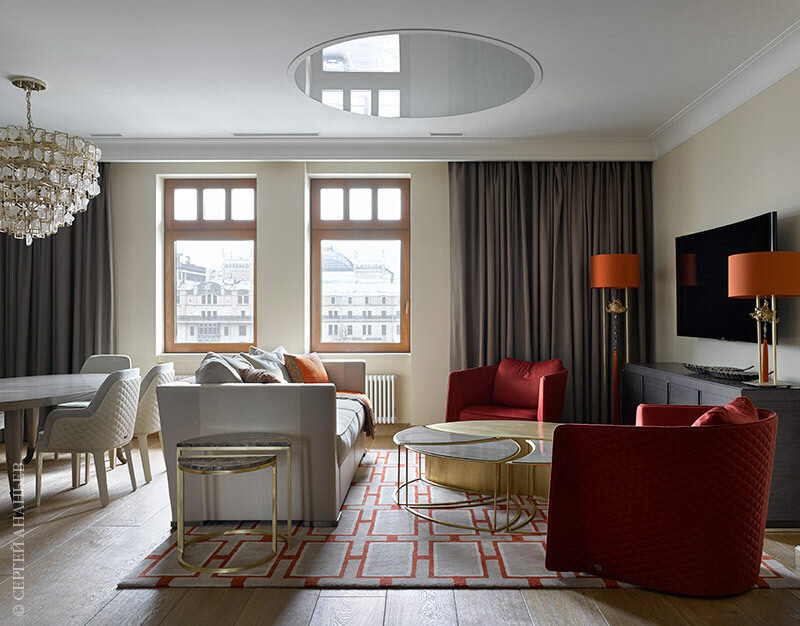 Гостиная-столовая. Люстра, Wired Custom Lighting; кресла, Bentley Home; шторы, Henry Bertrand; ковер, Frato.