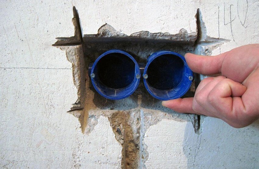 монтаж розетки в бетон