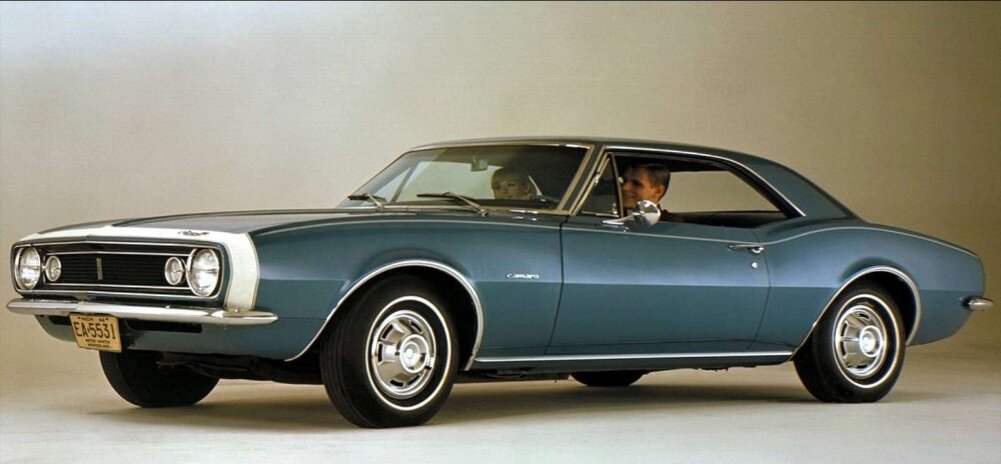 Продажи первого поколения Camaro начались 29 сентября 1966 года. На фото машина в базовом исполнении, дополненная стайлинг-пакетом с хромированными молдингами колесных арок