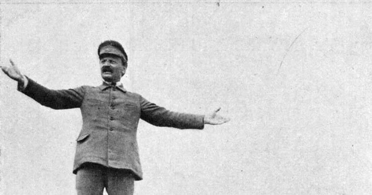 Лев Троцкий, август 1918. Выступление на митинге с крыши вагонав поезда