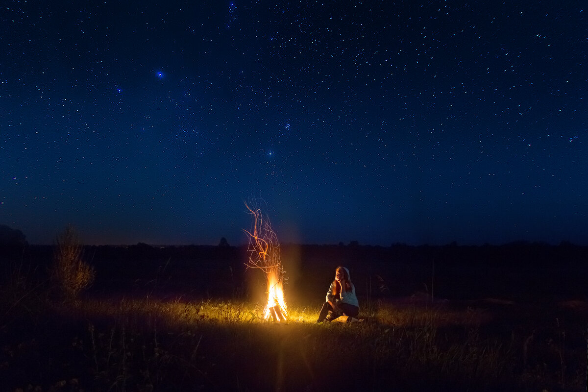 В тот вечер возле нашего огня. Костер ночью. Ночное небо у костра. Ночь костер звезды. Костер и звездное небо.