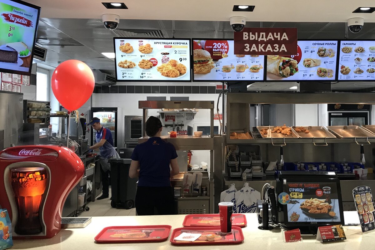 У стойки после заказа.