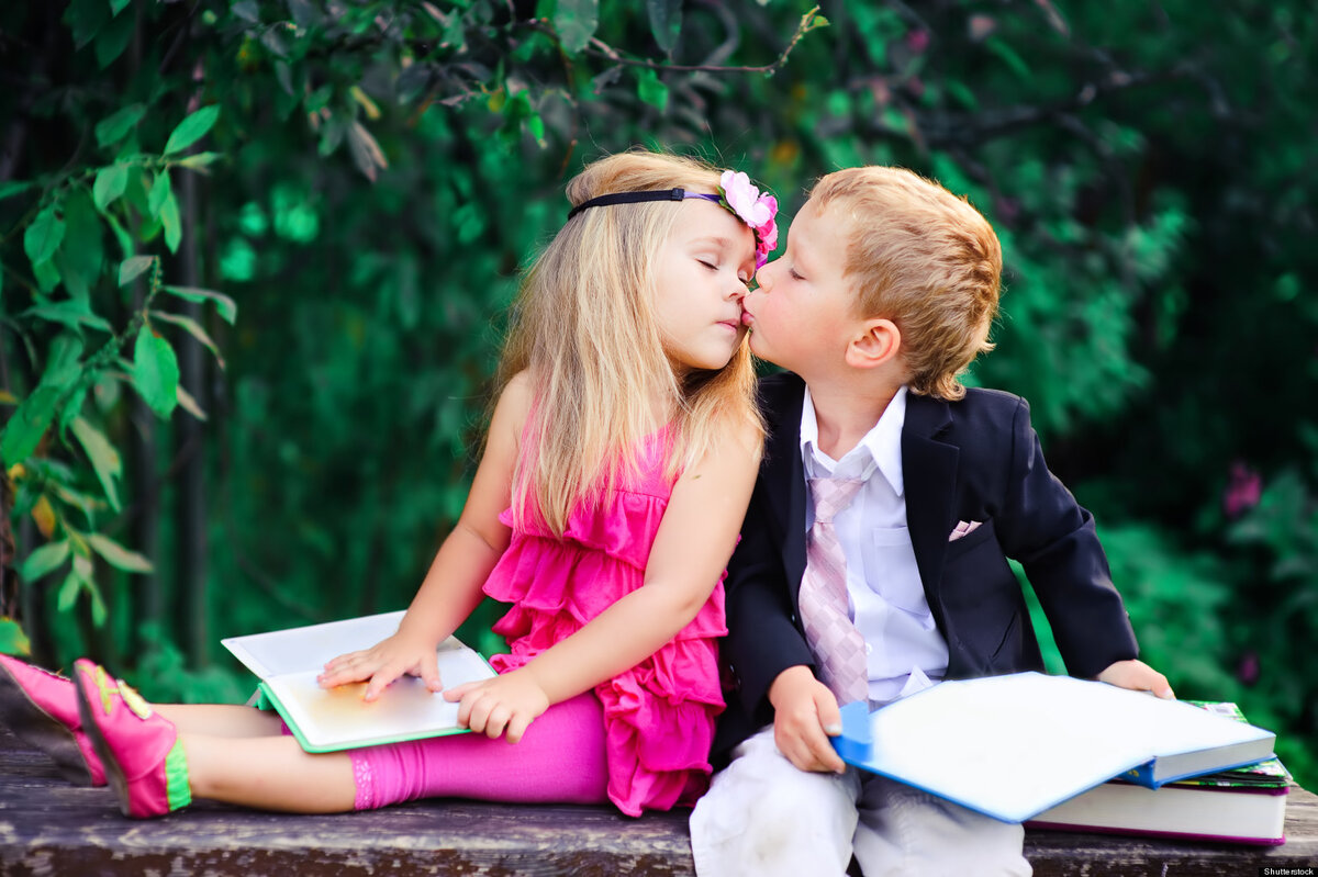 Boy and girl. Любовь к ребенку. Детский поцелуй. Мальчик и девочка любовь. Школьная любовь.