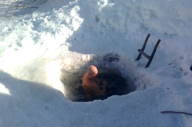 5 лет назад в проруби в лесу - дух захватывает, но дышим ровно...