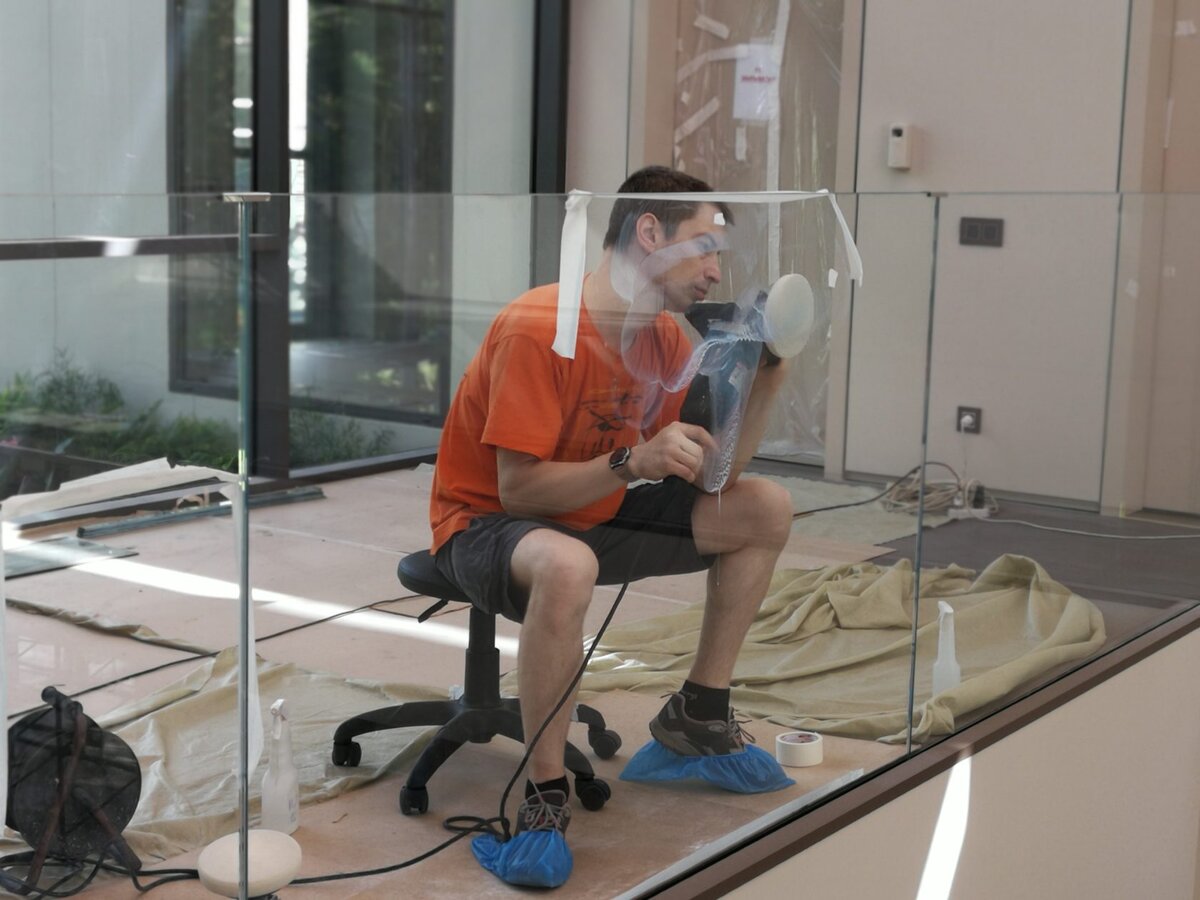 Работа по восстановлению стеклянного ограждения в бизнес центре