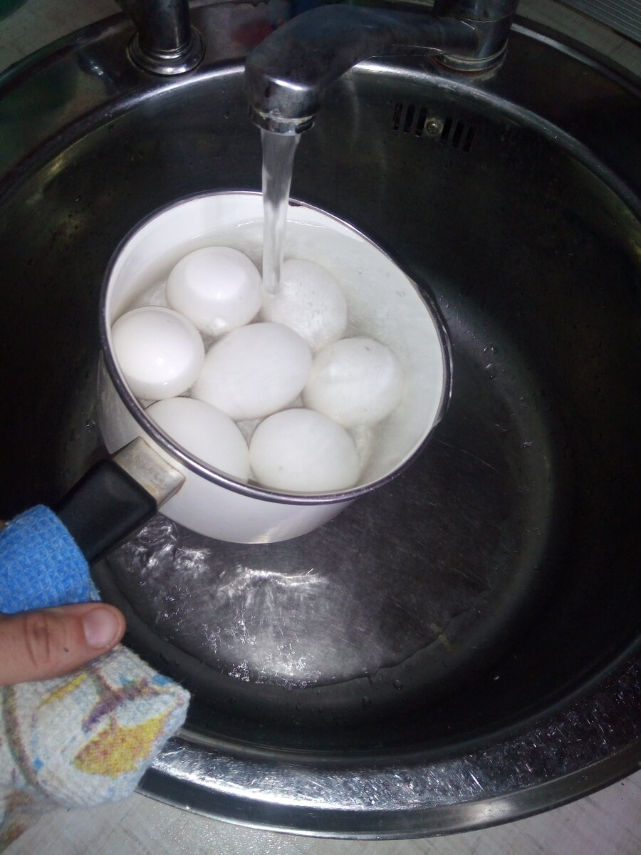 Сварить яйца в холодной воде. Варка яиц в холодной воде. Варёное яйцо в воде. Яйца после варки. После варки яиц в холодную воду.