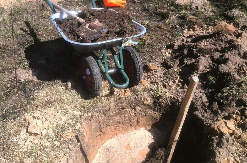 Установка кола в посадочную яму. 