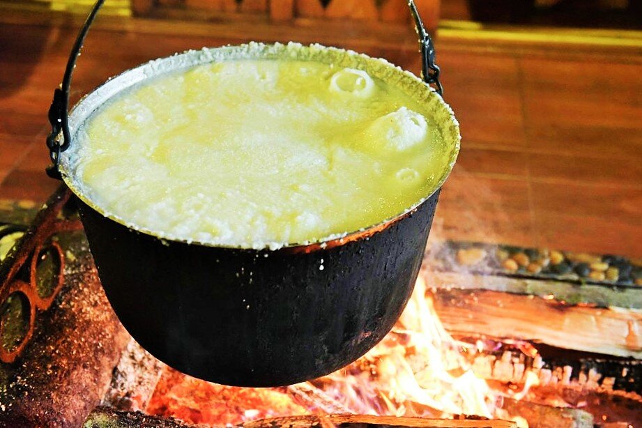 Мамалыгу, принято готовить в котле на огне. 