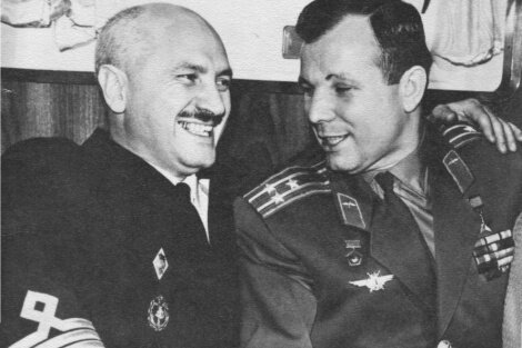 Юрий Кучиев и Юрий Гагарин на борту первого в мире атомного ледокола "Ленин"