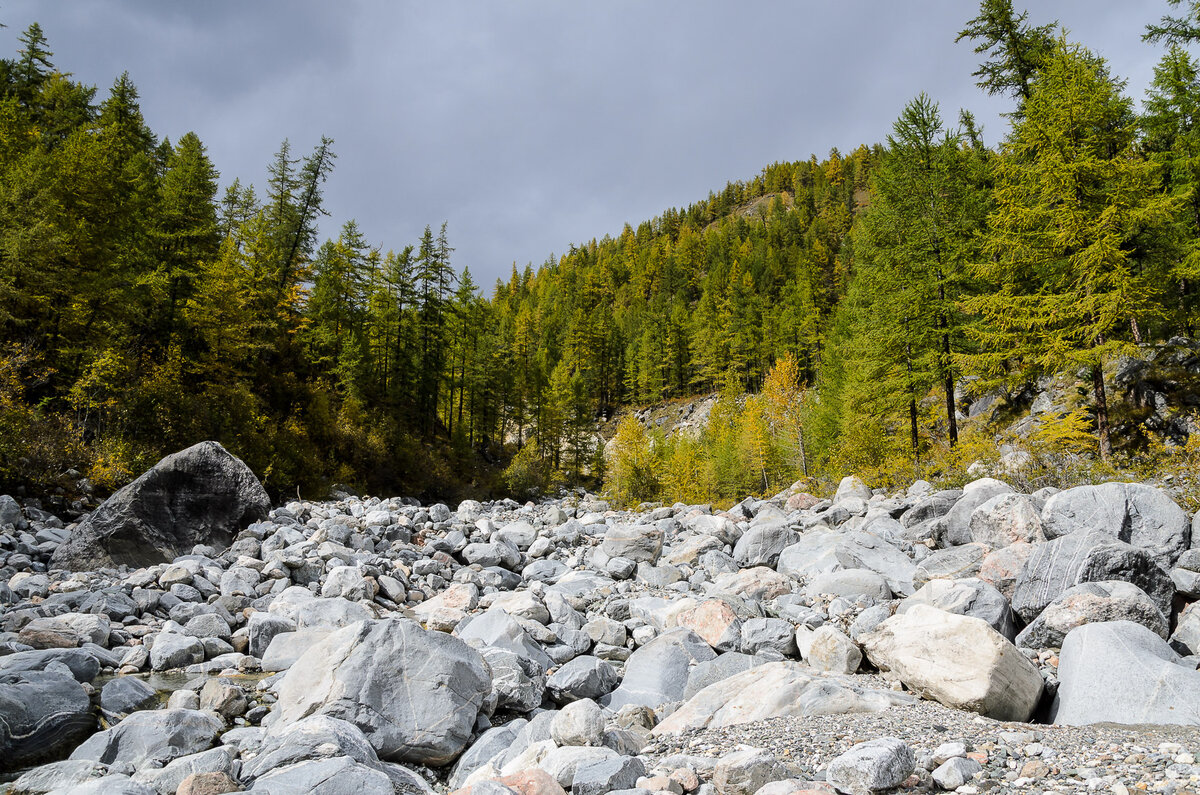 Долина Мугувека, сама речка бежит среди камней - едва можно различить на фото