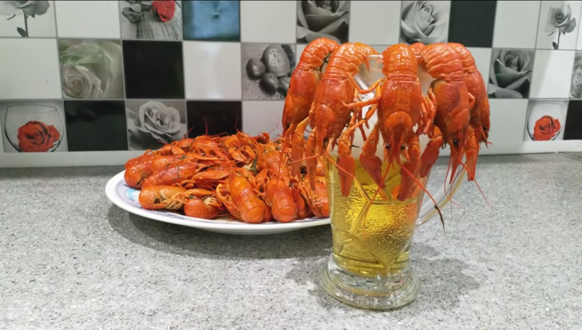 Самый простой и вкусный рецепт приготовления раков. Не надо лишних ингредиентов. Только соль и укроп. Казан 12 литров, вода, 6 литров, раки 1,6кг.