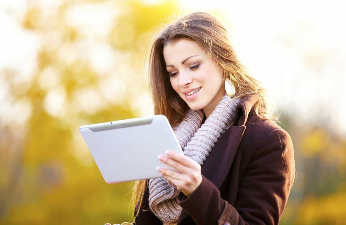 Психологи из университета Эксетера (Англия)придумали игру,помогающую забыть о вредных продуктах.Её тестировали на 41 добровольце с избыточным весом.В ходе игры,в которую предлагалось играть 4 раза в неделю по 10 мин.,участникам демонстрировали фотографии еды,среди которых были изображения печенья,чипсов,сушек, газировки...Испытуемые учились игнорировать эти изображения и в итоге за неделю худели на 700 г.Пока игра проходит дополнительное тестирование,но,возможно,скоро ее начнут прописывать для снижения веса!