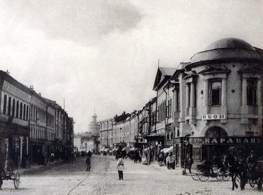 На этом фото 1901 года "Прага" в своем первоначальном облике - двухэтажное угловое здание.