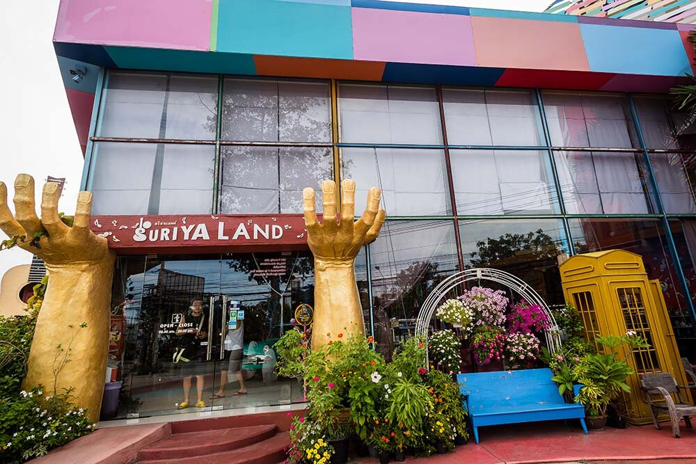 Вход в сувенирную лавку Suriyaland