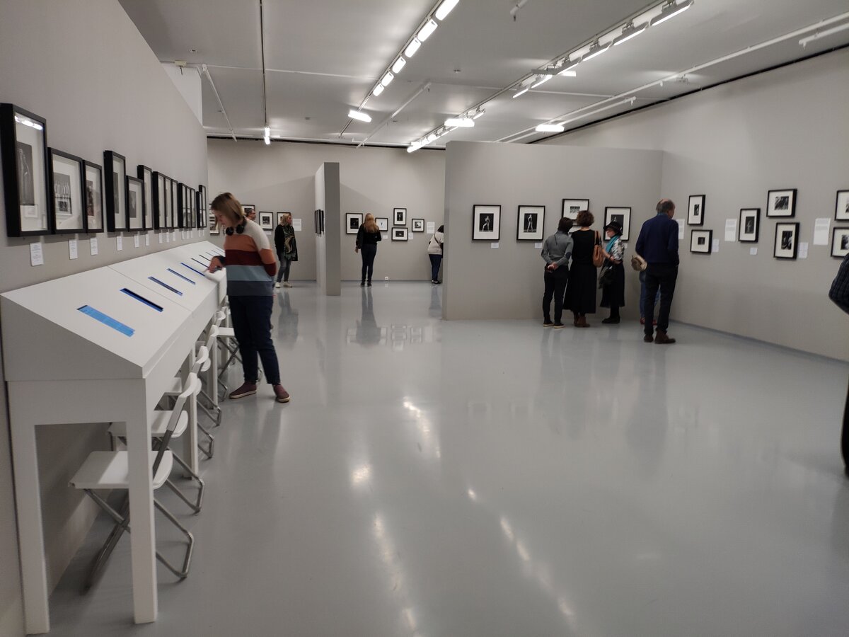 На выставке. Посетителей довольно много, и это радует - значит, многим интересно. Фото авторов канала