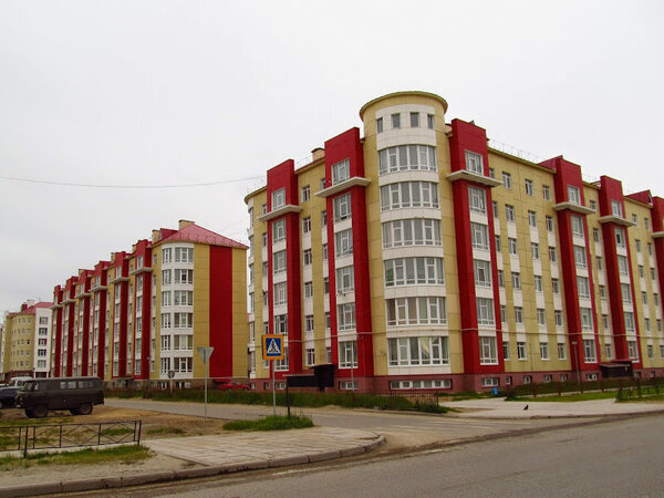 Плиточка, газончики, любо-дорого смотреть.


