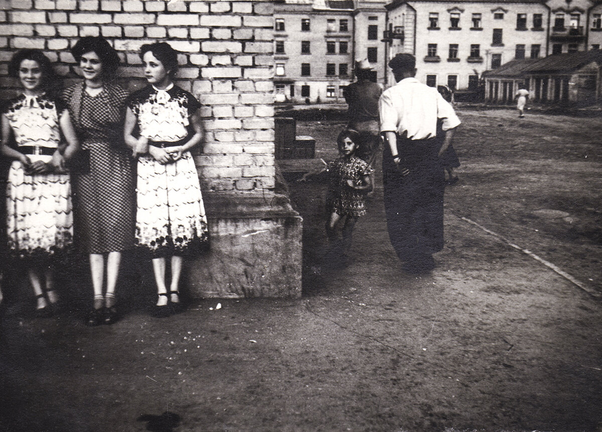 Стоят девчонки, стоят в сторонке... Конец 50-х 20-го века. Фотография из личного архива...