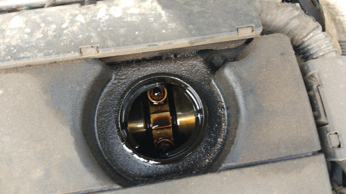 По моему цвет масла не очень нормальный