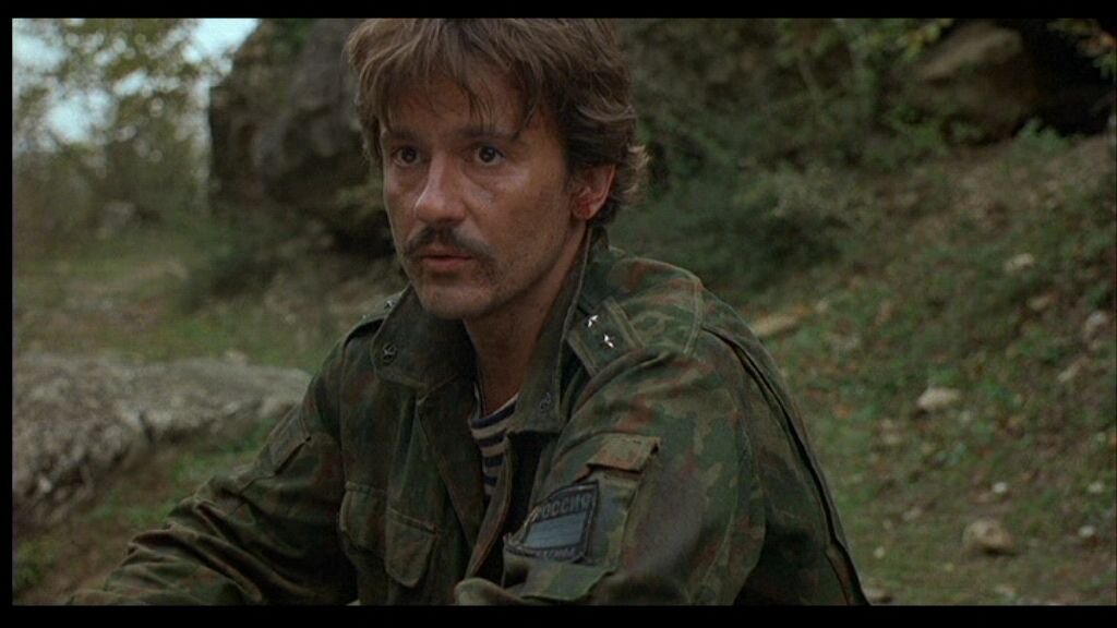 Сюжет фильма развивается на Кавказе. Двое русских военнослужащих, прапорщик Саня  и рядовой Иван , попадают в плен к Абдул-Мурату, жителю горного аула. Сын Абдул-Мурата тоже в плену и отец хочет сделать обмен. В этот момент дочь Абдул-Мурата Дина привязывается к пленнику.