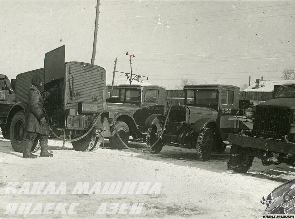 Заправка горячей водой из водомаслогрейки ВМГ-4 автомобилей ЗИС-5 и Studebaker в первые зимние месяцы 1948 года