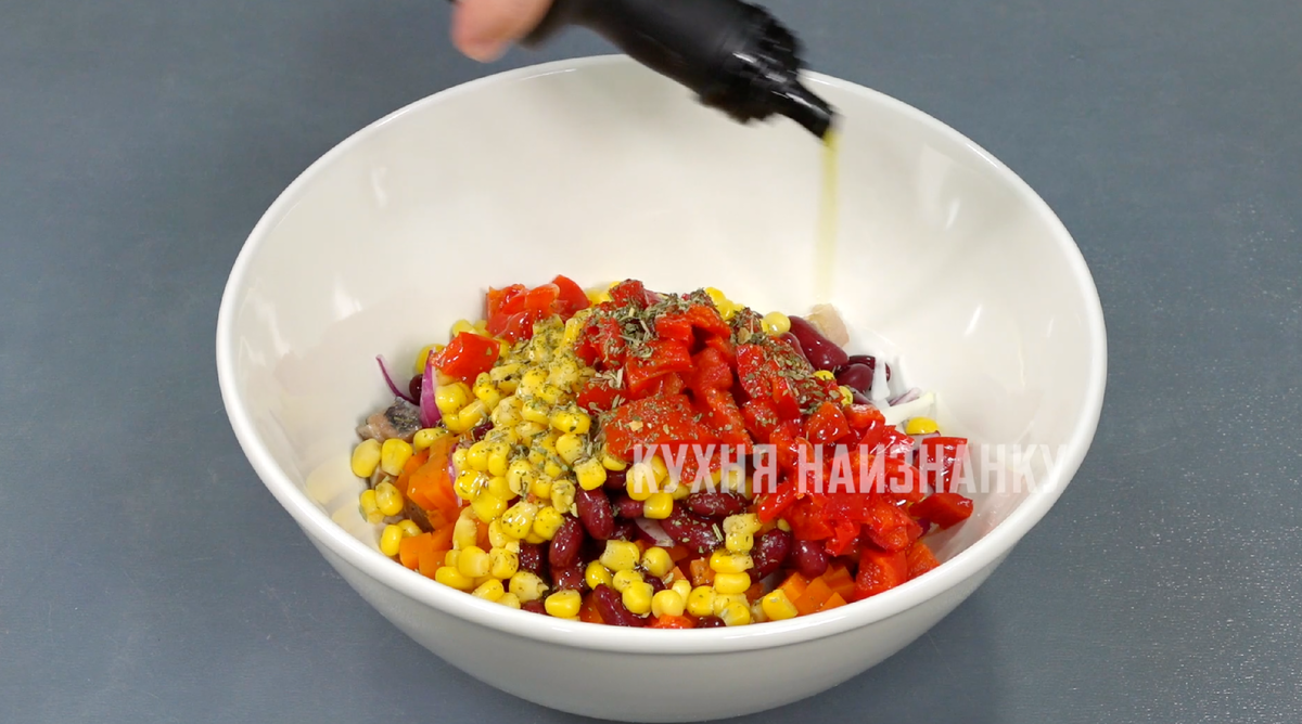 Новый салат с селёдкой: когда хочется чем-то заменить селедку под шубой на праздничном столе