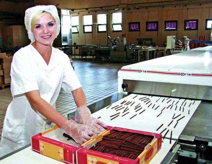 Фасовщица на конфетной фабрике