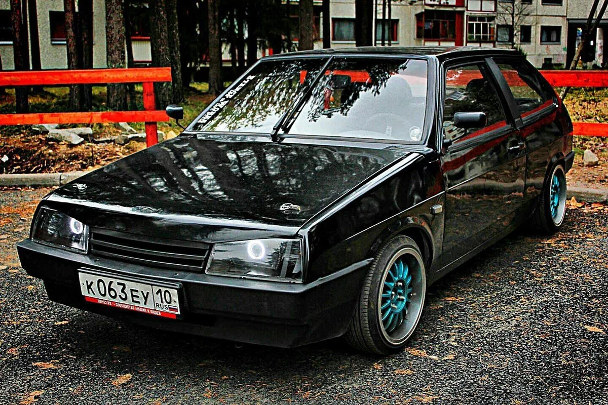 Восьмерка русский. ВАЗ 2108 черный стенс. ВАЗ 2108 stance черная. ВАЗ 2108 Black. ВАЗ 2109 stance черная.