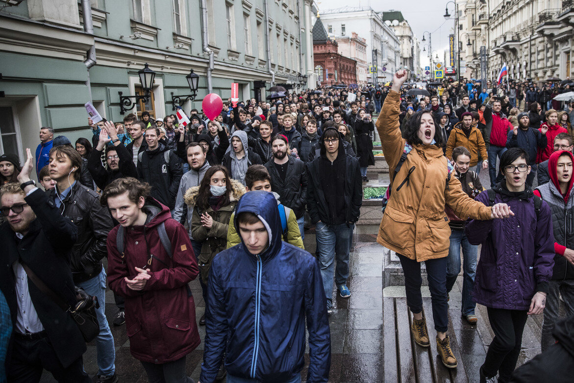 Молодежь на митинге. Молодежный протест в России. Молодежь акции протеста. Молодёжь в политическом протесте. Митинг подростков