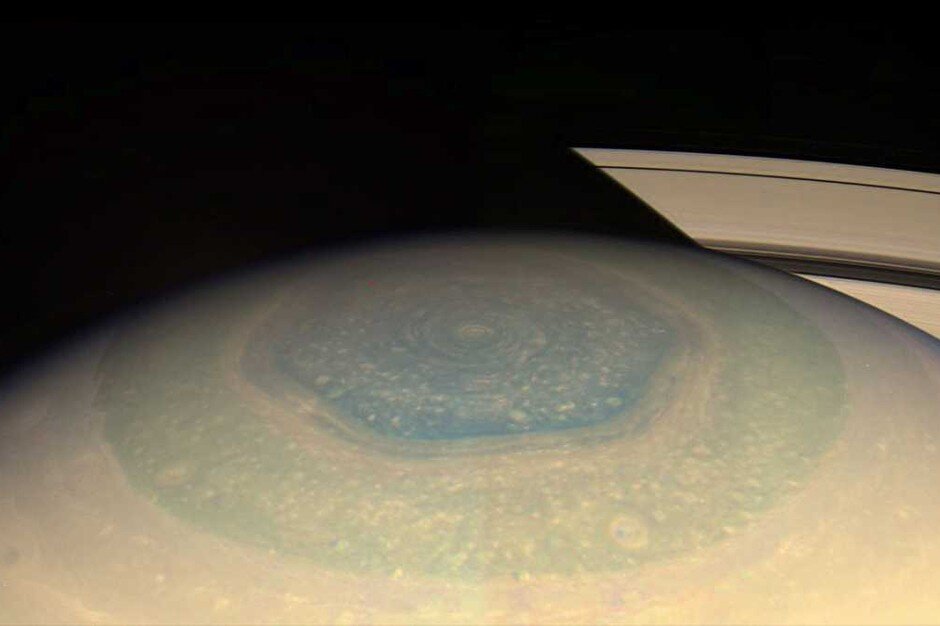 Сатурн, северный полюс, шестиугольник © NASA