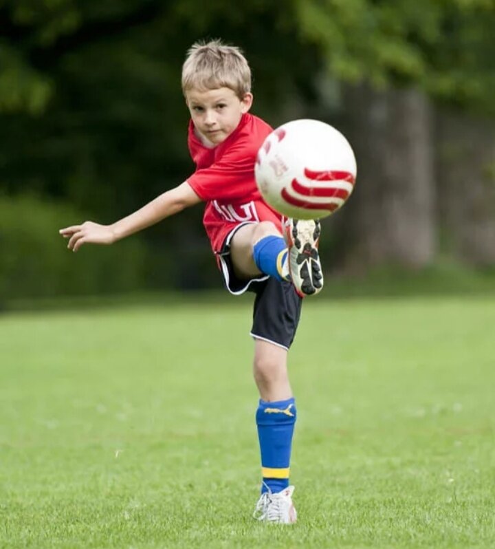 I play football better and better. Дети футболисты. Юные футболисты. Мальчик футболист. Мяч для детей.