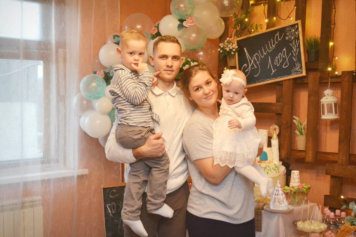 Юра мой братик. Жену у него зовут Даша, они очень красивая и порядочная  семья. Мальчика зовут Сергей, маленькую зовут Аришка  