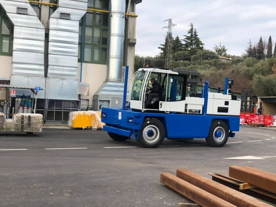 мощный боковой автопогрузчик с боковой загрузкой г/п 10 тонн в нестандартном сине-голубом цвете