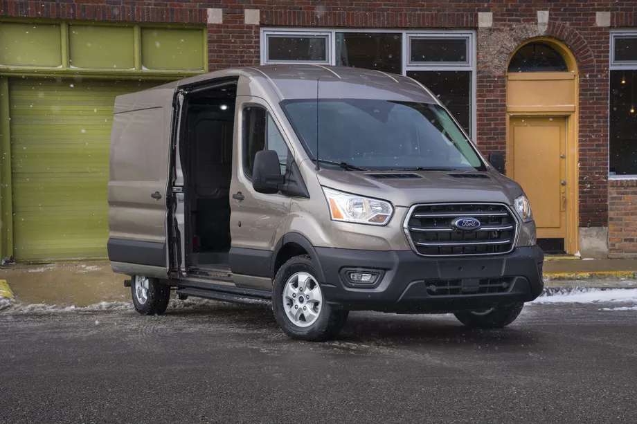 Стандартный транзитный грузовой фургон. | Изображение: Ford