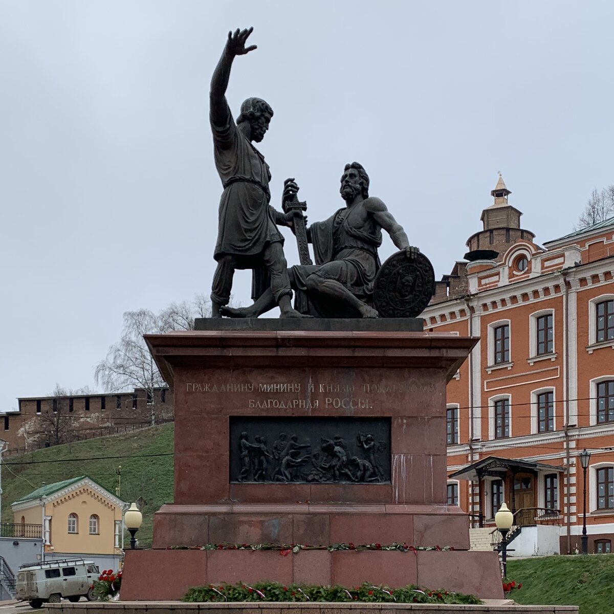 Памятник минину и пожарскому в нижнем новгороде фото