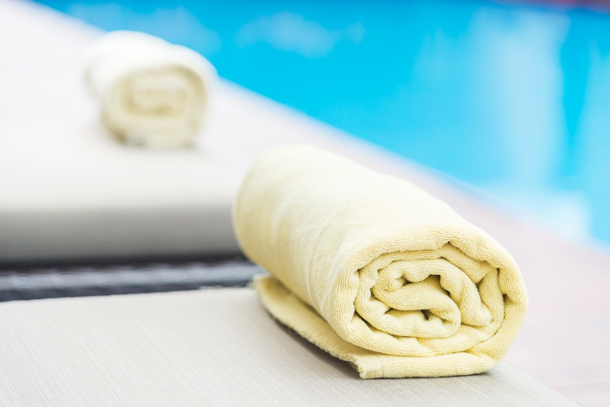 Можно скатать поменьше в случае, если будет совсем трудно на нем лежать