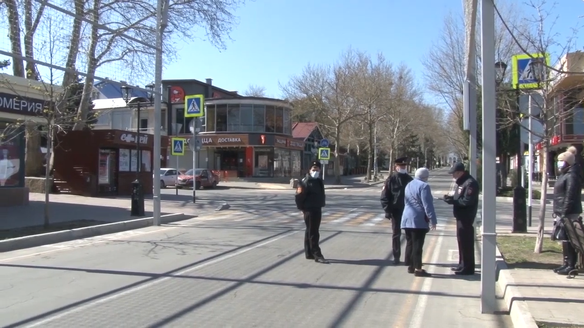 Полицейские проводят беседы с людьми в Анапе