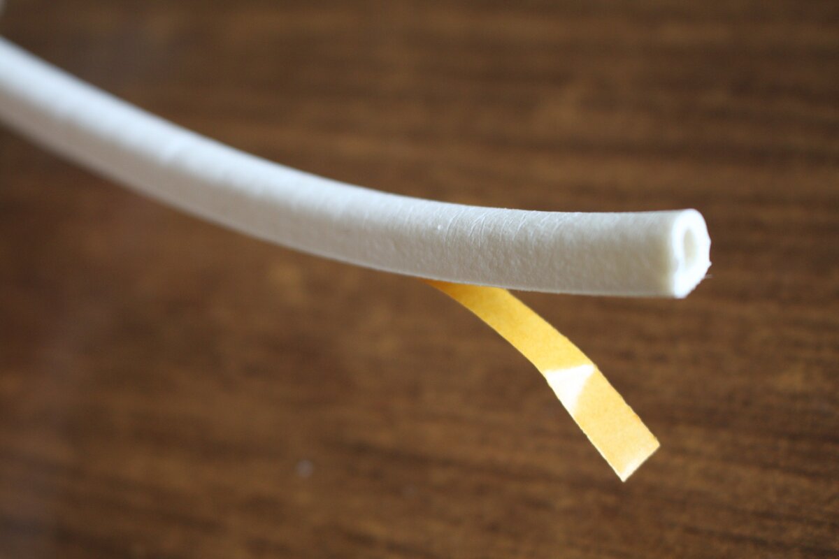 Вот такой уплотнитель. Личное фото.