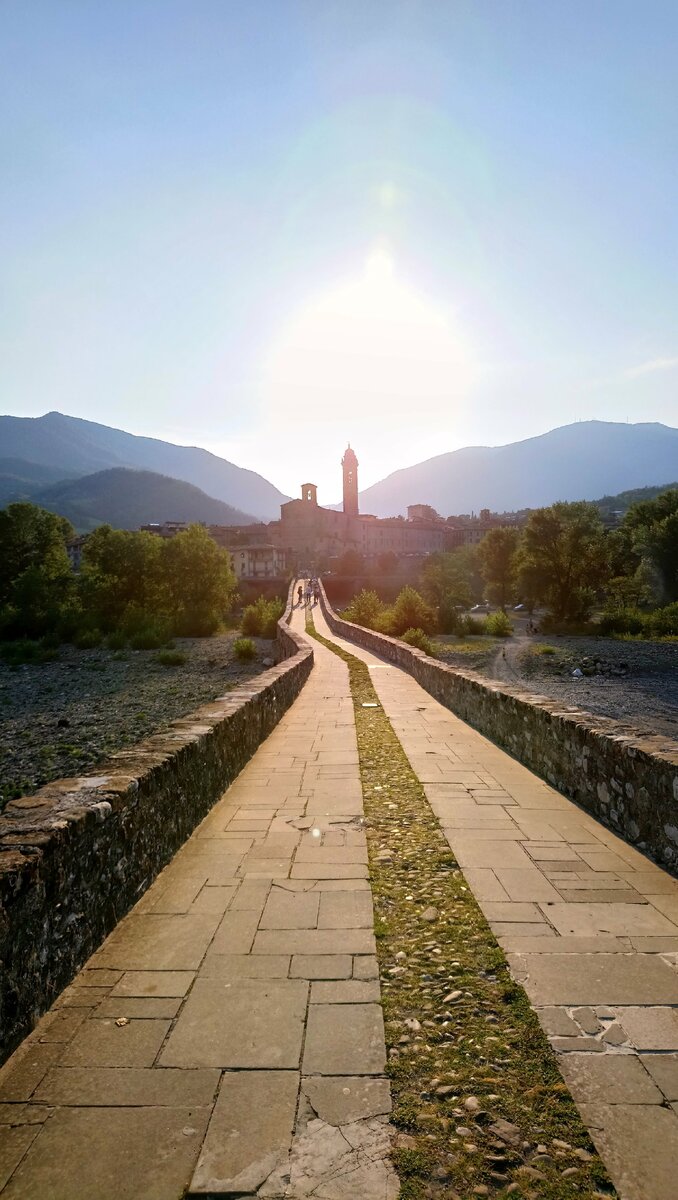 Вид на крепость города Боббио. t.me/cappuccio_k