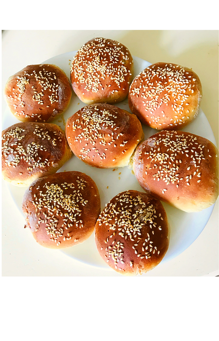 Это тесто настолько универсально, что из него можно печь и жарить пирожки и булочки, пироги со сладкой и  любой начинкой, чебуреки и пиццу. Готовится оно быстро. Для его приготовления нужно поставить опару: 100 мл теплого молока, 1 ст.л.сухих дрожжей (или 15-20г сырых) и 1 ст.л. сахара перемешиваем и убираем в теплое место (в духовку на 40-50градусов 10-15 мин.)  Отдельно взбиваем 2 яйца, добавляем 1 ст.л.сахара, 1 ч.л. соли, 30г. растопленного сливочного масла, 200 мл теплого молока и вливаем в смесь готовую опару. Постепенно добавляем 500г муки. Обязательно муку просеивать, так она насыщается кислородом и тесто получается воздушным. В конце смызываем тесто растительным маслом и продолжаем вымешивать еще минут 5.  В смазанную растительным маслом форму выкладываем тесто, накрываем пищевой пленкой или крышкой. Ставим  в разогретую духовку до 40-50 градусов на 40-60 минут, тесто готово!