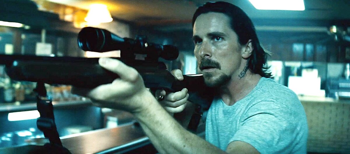 Какого только Кристиана Бэйла мы с вами не видели. И дистрофичного ("Машинист"), и пузатого ("Афера по-американски", "Власть"), и накачанного ("Тёмный рыцарь"), и наркозависимого ("Боец")... Здесь же он... да, в общем-то, самый обыкновенный мужик. 