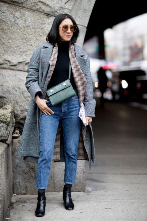 Джинсы Джинсы всегда будут в моде не зависимо от сезона и года. И осень 2020 не станет исключением.
Джинсы уже давно стали любимым видом брюк у девушек. Это современная и удобная одежда. Новый модный сезон осени 2020 предлагает нам слегка изменить привычным моделям джинс.
В осеннем сезоне будут в моде джинсы бойфренды или как их ещё называют mom jeans. Эти джинсы обязательно должны быть с завышенной талией и укороченной длиной штанины.
Ещё одной модной моделью будут джинсы клёш. Это может быть клёш как от колена и облегающие бедра, так и от бедра.
Цвета джинс предпочтительно выбирать светло-синих оттенков. Темно-синие и черные лучше пока отложить.