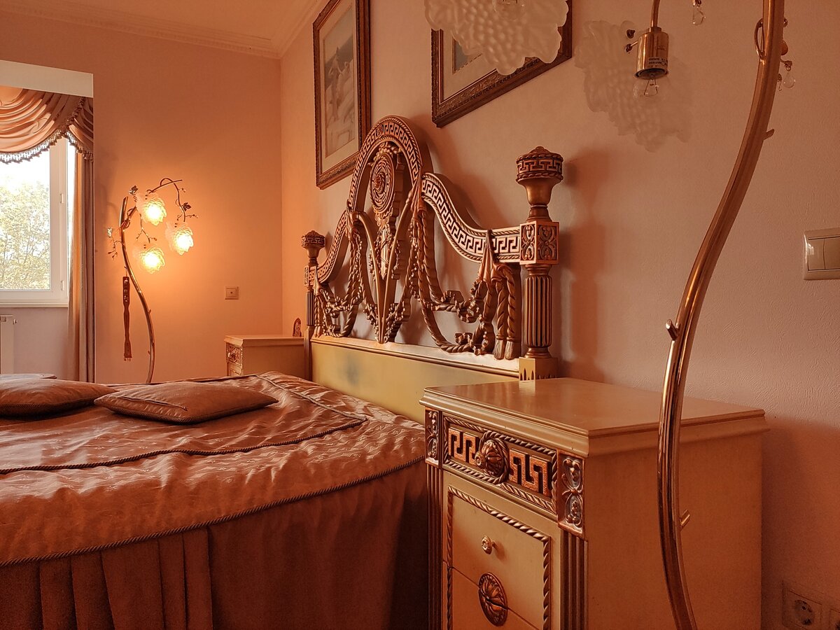 Покажу небольшой фрагмент интерьера.