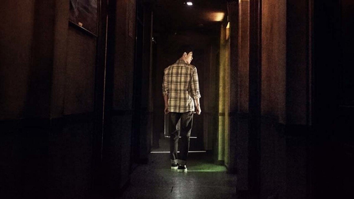 В темноте есть тот, кто видет тебя насквозь...чувствуешь?