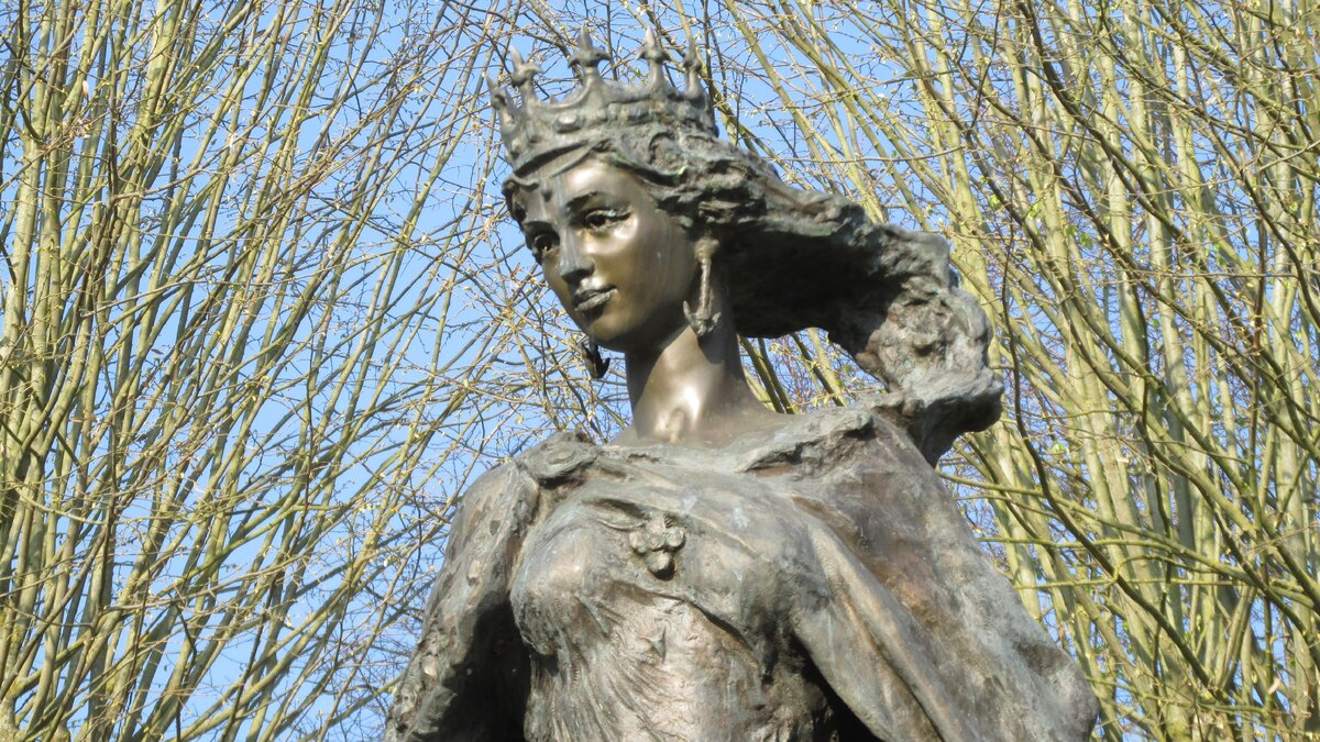 Памятник Анне Ярославне во Франции